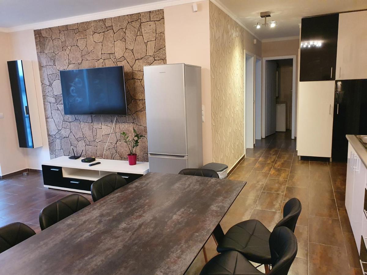 Black Brothers Wellness Apartments Шіофок Екстер'єр фото