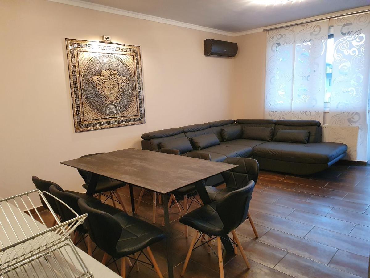 Black Brothers Wellness Apartments Шіофок Екстер'єр фото
