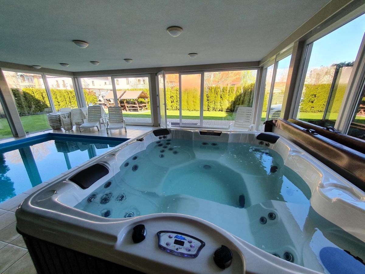 Black Brothers Wellness Apartments Шіофок Екстер'єр фото